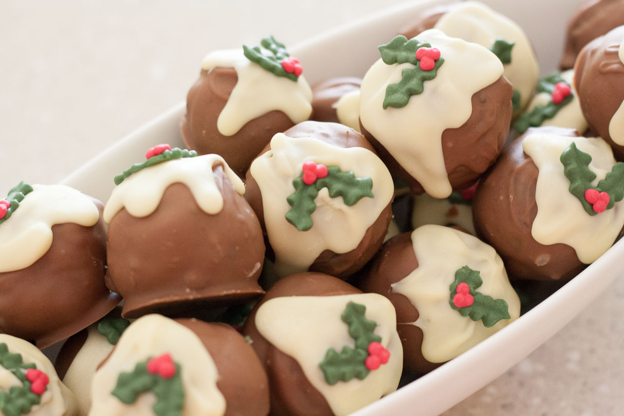 Christmas Pudding Oreo Truffles - Cath's Cookery Creations!